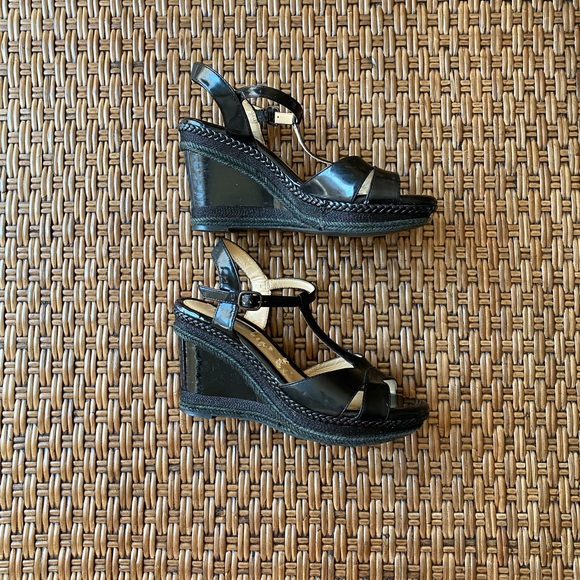 Shiny black t-strap wedge platform sandals - Picture 4 of 4